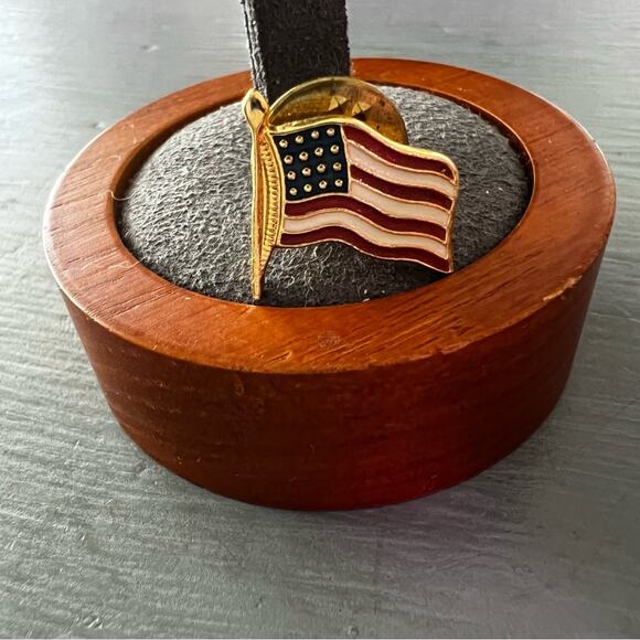 American Flag Gold Tone Pin - Picture 2 of 5